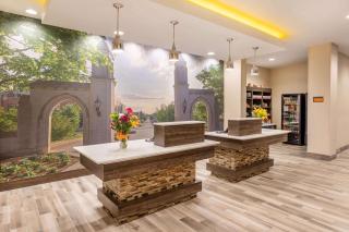 La Quinta Inn and Suites by Wyndham Bloomington - Bloomington - 3