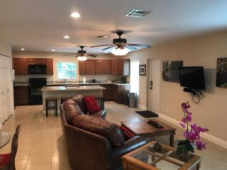 Private Guest House on Acreage - 2