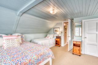 Seaside Classic Cottage - 6