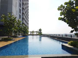 Compact 1BR at Tree Park Apartment By Travelio - 5