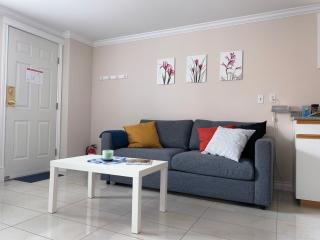 Perfect Location - Entire Suite Private Entrance with private bathroom & living room - 5 Mins Walk to Skytrain & Restaurant & Banks, 2 Stops To Metrotown, 5 Stops To Downtown - 2