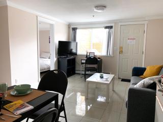 Perfect Location - Entire Suite Private Entrance with private bathroom & living room - 5 Mins Walk to Skytrain & Restaurant & Banks, 2 Stops To Metrotown, 5 Stops To Downtown - 1