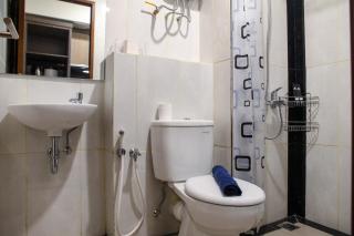 Minimalist and Comfy 1BR Grand Kamala Lagoon Apartment By Travelio - Bekasi - 6