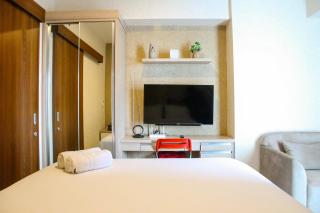 Minimalist and Comfy 1BR Grand Kamala Lagoon Apartment By Travelio - Bekasi - 9