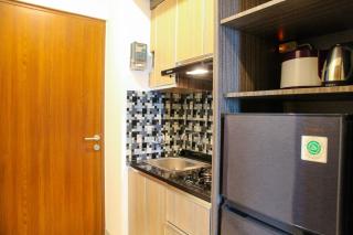 Minimalist and Comfy 1BR Grand Kamala Lagoon Apartment By Travelio - Bekasi - 7