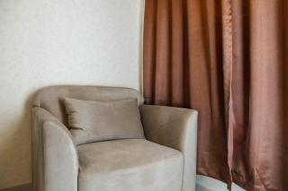 Minimalist and Comfy 1BR Grand Kamala Lagoon Apartment By Travelio - Bekasi - 8