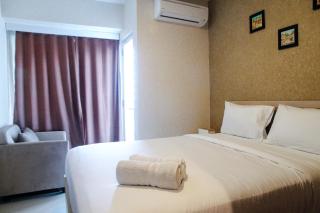 Minimalist and Comfy 1BR Grand Kamala Lagoon Apartment By Travelio - Bekasi - 3