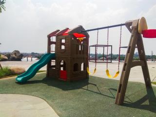Minimalist and Comfy 1BR Grand Kamala Lagoon Apartment By Travelio - Bekasi - 4
