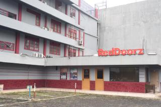 RedDoorz Plus near RSCM Jakarta - Jakarta - 9