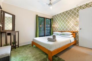 Cool Noosa Home. Central location. A/C. Gym. WIFI. Netflix - 5