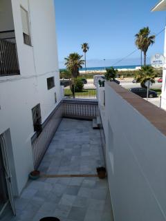 Apartamento primera linea de playa con gran patio, consultar disponibilidad de aparcamiento - 0