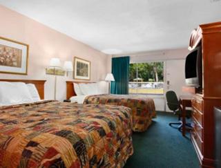 Rodeway Inn Leesburg Chain of Lakes - 2