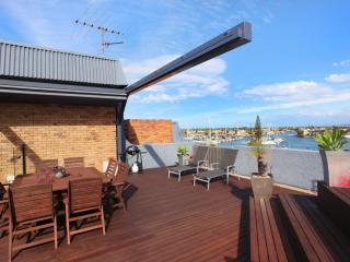 Spectacular Location and Views, 3 Bedrooms , Private Rooftop Spa - Mooloolaba - 7