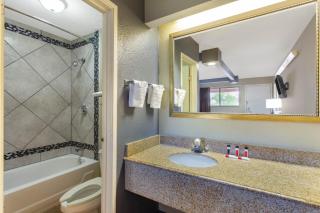 Travelodge by Wyndham South Holland - 3