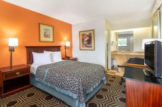 Travelodge by Wyndham South Holland - 1