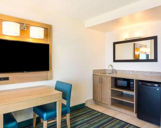 Comfort Suites Beachfront - Virginia Beach - 4