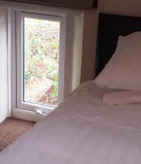 The White House Guest House - Penrith - 3