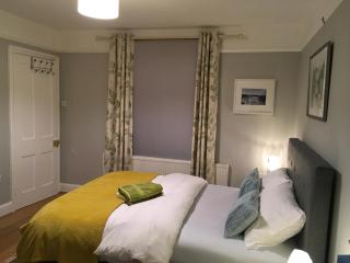 Cool and tranquil double bedroom en-suite with cosy private lounge and separate entrance - Henley-on-Thames - 5