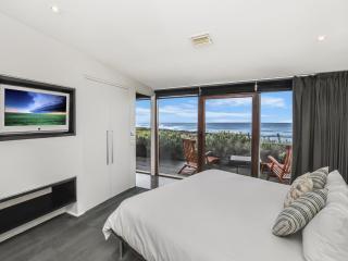 Hearns Beachside Villa 1 - 7