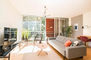 HomeForGuest Design Attic Apartment FREE Parking - 8