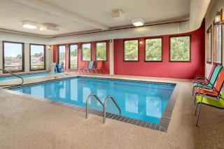 Super 8 by Wyndham Eveleth - 8