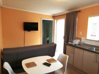 Lovely Linden Cottage with Solar Inverter - Johannesburg - 3