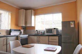 Lovely Linden Cottage with Solar Inverter - Johannesburg - 4