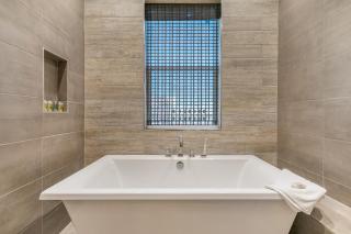 Private Living Villa Near City Hot Spots - 6