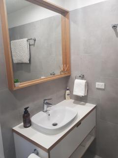 Modern, private and close to town. - Albury - 7