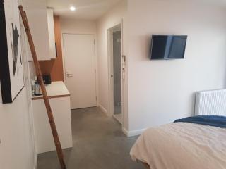 Modern, private and close to town. - Albury - 5