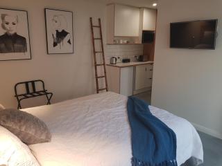 Modern, private and close to town. - Albury - 8