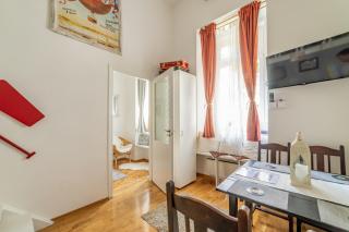 Gabi's Central Broadway Nest @ Nagymező str - Budapest - 3