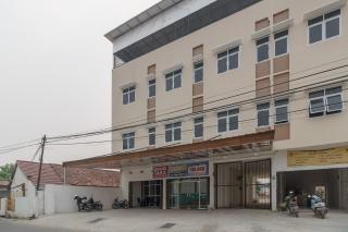RedDoorz Plus at Grand Tara Homestay Palembang - Palembang - 6