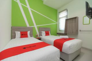 RedDoorz Plus at Grand Tara Homestay Palembang - Palembang - 8