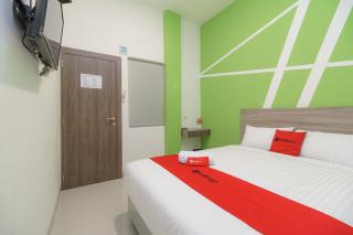 RedDoorz Plus at Grand Tara Homestay Palembang - Palembang - 9