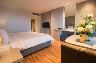 New Season Square Hotel - 4