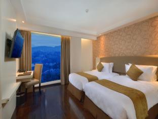 Platinum Adisucipto Hotel & Conference Center - Yogyakarta - 2