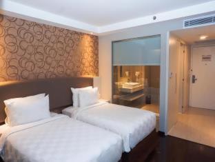 Platinum Adisucipto Hotel & Conference Center - Yogyakarta - 1