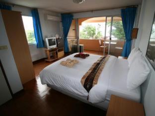 Beachfront Hotel Cha Am - 4