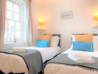 Seaside Cottage with Parking - Worthing - 0
