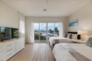 Luxurious Beach Retreat w Heated PoolBasketball - Hollywood - 1