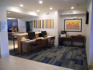 Holiday Inn Express & Suites Bethlehem Arpt-Allentown Area - 2
