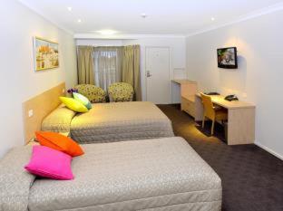 Mackellar Motel - 6