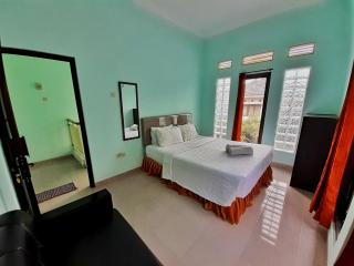 Villa 3 Bedroom Edelweis No. 7 near Museum Angkut - Batu - 6