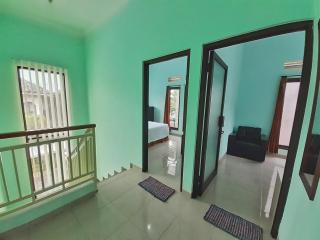 Villa 3 Bedroom Edelweis No. 7 near Museum Angkut - Batu - 5