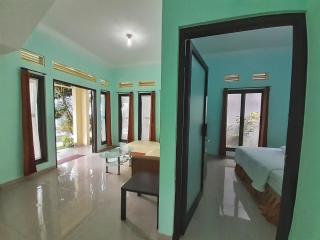 Villa 3 Bedroom Edelweis No. 7 near Museum Angkut - Batu - 1