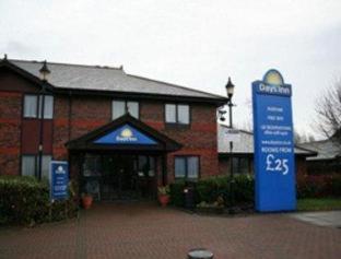 Super 8 by Wyndham Durham - Durham - 9