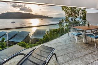 Waves 5 Luxury 3 Bedroom Breathtaking Ocean Views Central Location - Hamilton Island - 0