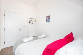 12 Bootham Court · Stylish Modern 2-Bed Flat in York with Parking - Pass the Keys - 3