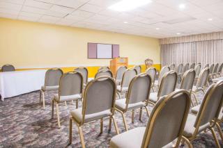 Ramada by Wyndham & Suites Warner Robins - Warner Robins - 1